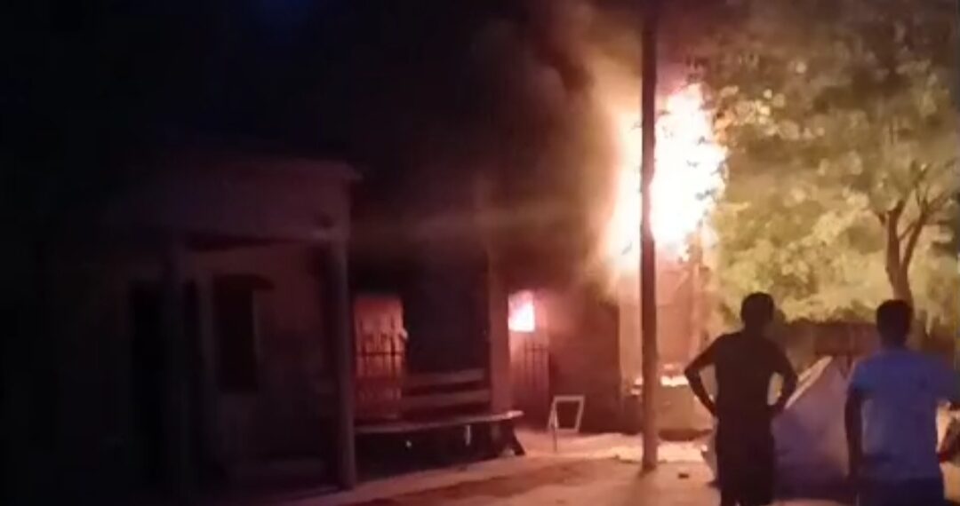 El galpón de una casa se incendió en la madrugada de hoy en Chilca Juliana