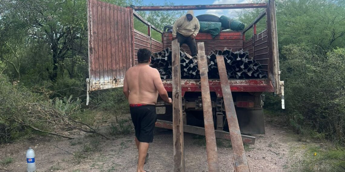 La Policía sorprendió a tres hombres sustrayendo rieles ferroviarios en Salavina