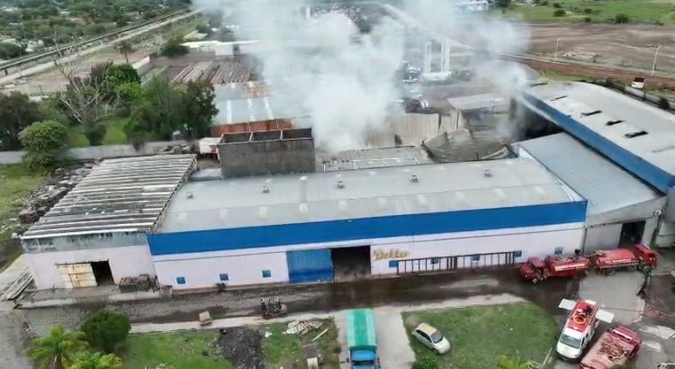 Incendio en la fábrica de chizitos en el Parque Industrial