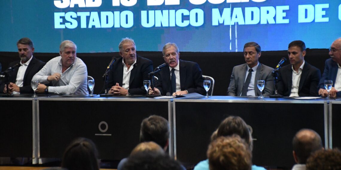 EL GOBERNADOR ELÍAS SUÁREZ PARTICIPÓ DEL ANUNCIO OFICIAL DEL PARTIDO ENTRE LOS PUMAS E INGLATERRA EN EL MADRE DE CIUDADES