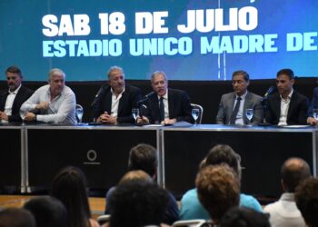 EL GOBERNADOR ELÍAS SUÁREZ PARTICIPÓ DEL ANUNCIO OFICIAL DEL PARTIDO ENTRE LOS PUMAS E INGLATERRA EN EL MADRE DE CIUDADES