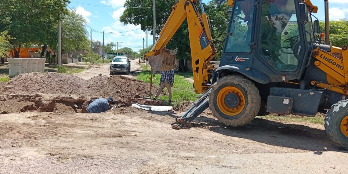 La Municipalidad de Los Telares, trabaja en la colocación de tubos pluviales