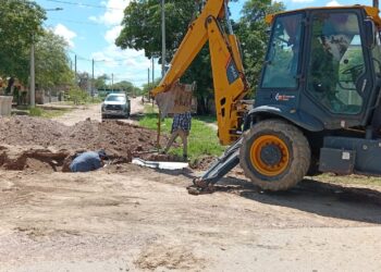 La Municipalidad de Los Telares, trabaja en la colocación de tubos pluviales