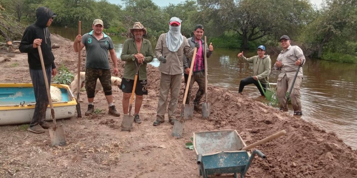 Fuerte trabajo de la comisión de Villa Salavina en las zonas afectadas por la crecida del Río.
