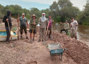 Fuerte trabajo de la comisión de Villa Salavina en las zonas afectadas por la crecida del Río.