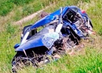 Tres integrantes de una familia mueren en un violento choque frontal cerca de Icaño