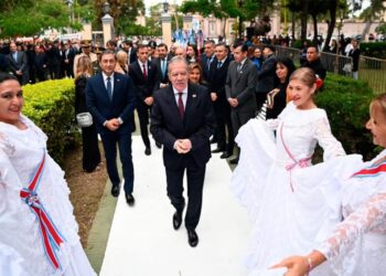 El gobernador Elías Suárez presidió el acto por el 206° Aniversario de la Autonomía Provincial