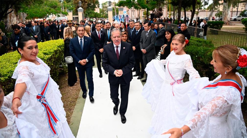 El gobernador Elías Suárez presidió el acto por el 206° Aniversario de la Autonomía Provincial