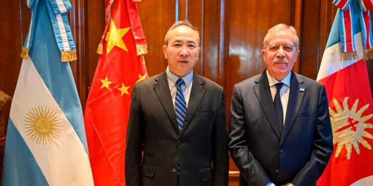 El gobernador Elías Suárez recibió al embajador de China en Casa de Gobierno