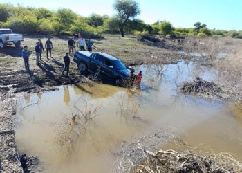Una camioneta terminó sumergida en el Río Utis tras una brusca maniobra.