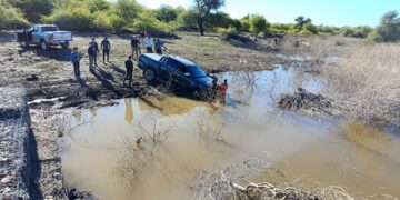 Una camioneta terminó sumergida tras una brusca maniobra en Rio Utis