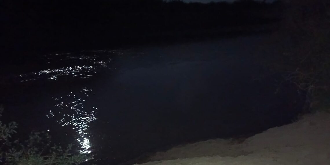 Tres jóvenes ingresaron a bañarse al río y uno no salió