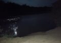 Tres jóvenes ingresaron a bañarse al río y uno no salió