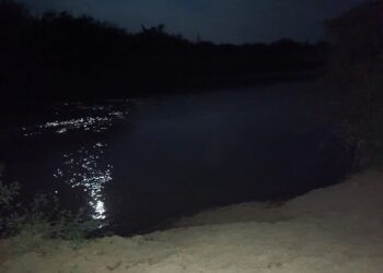 Tres jóvenes ingresaron a bañarse al río y uno no salió