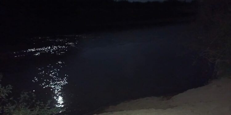 Tres jóvenes ingresaron a bañarse al río y uno no salió